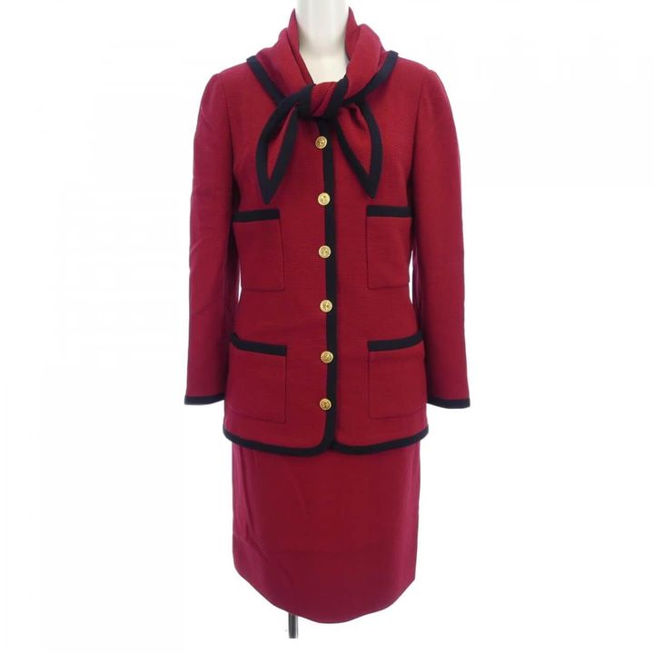 シャネルのバイカラースーツ