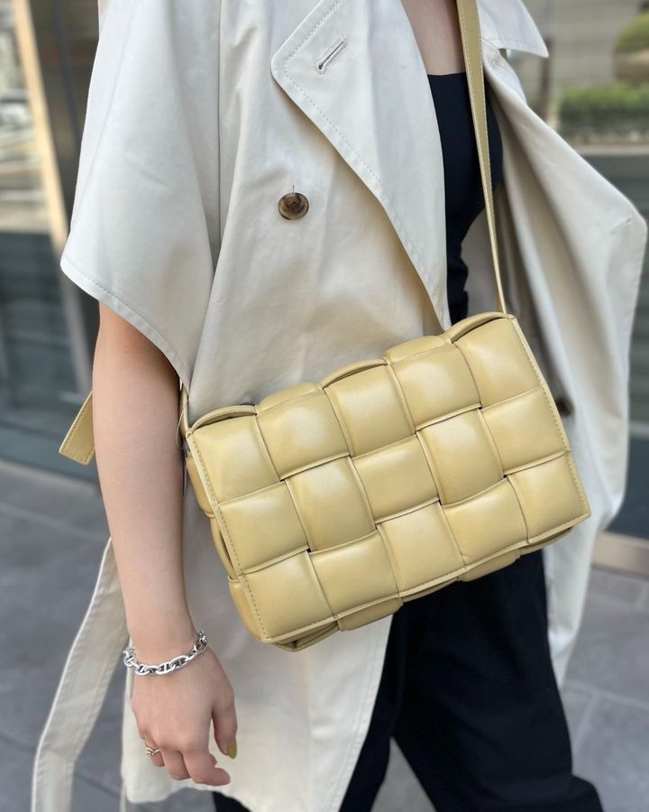 KOMEHYOで購入したバッグでおしゃれを楽しむ女性