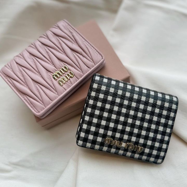 TWICEメンバーがアンバサダーを務めたブランドの財布