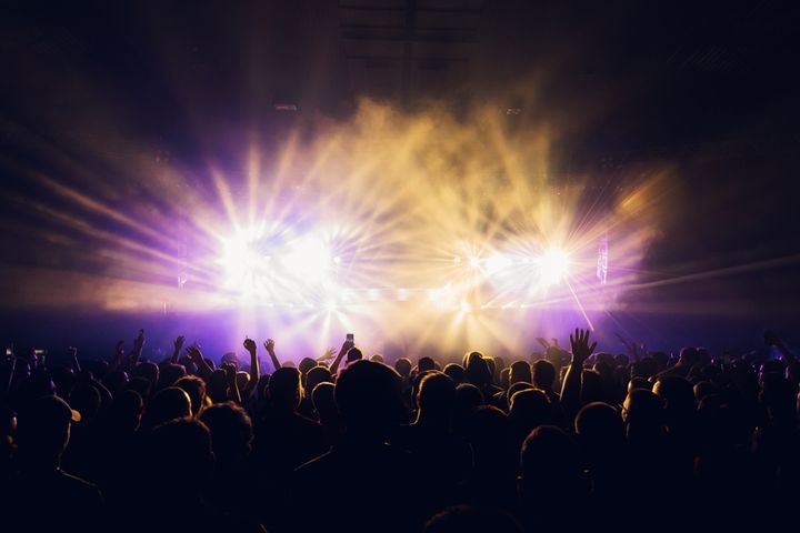 アイドルのライブ会場のイメージ