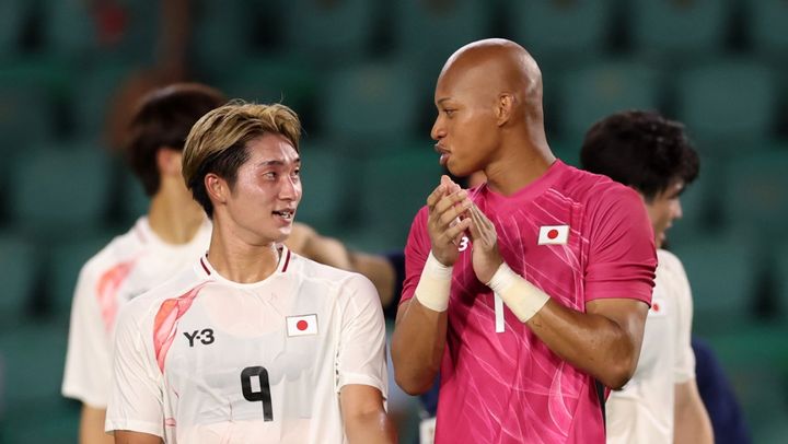 パリ五輪でまた日本を救ったGK小久保玲央ブライアン、一家4人がスタンドから応援！「ナイスすぎー！全勝」