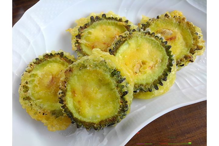 ▲ワタごと食べられるゴーヤーの天ぷら。フードロス貢献＋ワタを取り除く手間も省けて一石二鳥！