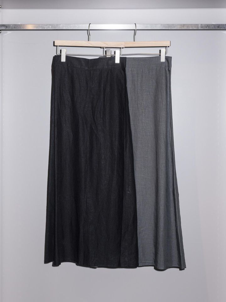 画像: 目黒さんの夏の定番がリネンスカート。快適さとリネンならではの大人っぽくて季節感のあるシワ感も楽しんでほしい、と目黒さんも一押し。スカート各￥20,900（税込）【デミルクス ビームス】 出典：デミルクス ビームス