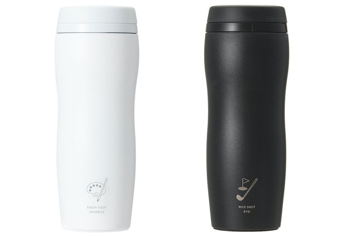 左から「カーヴドリサイクルステンレスボトル マットホワイト」「カーヴドリサイクルステンレスボトル マットブラック」335ml 各5550円