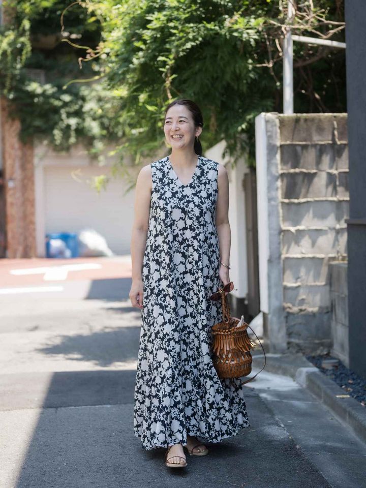 画像: ドレス￥38,500、ピアス￥123,200、バングル￥60,500すべて【マリハ】 持ったサングラス￥72,600【アーレム】 その他／本人私物 出典：マリハ