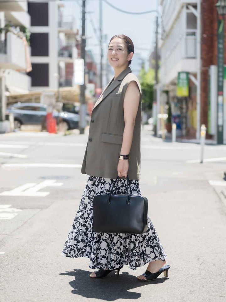 画像: ドレス￥38,500【マリハ】 ジレ￥16,500【ノーク】 バッグ￥93,500【メゾン カナウ】 その他／本人私物 出典：マリハ