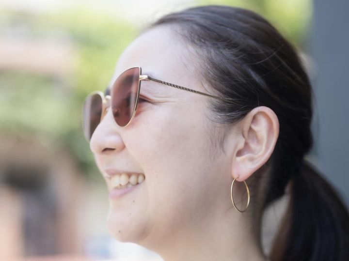 画像: ドレスのデザインに目がいくよう、ピアスはシンプルなフープタイプに。 出典：マリハ