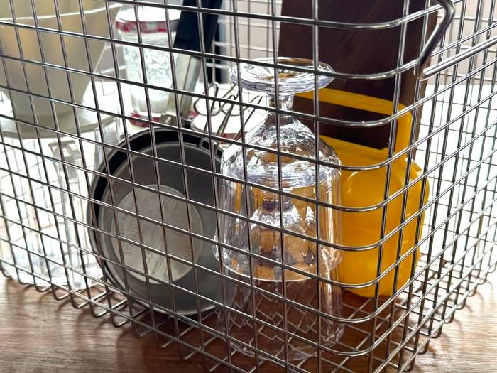 スタッキングしているKINTOのワイングラスとキャンプギア