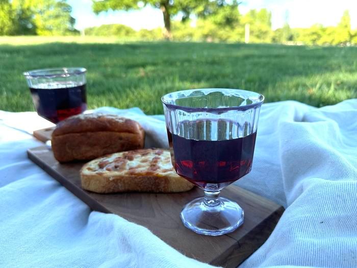 KINTOのワイングラスとパン