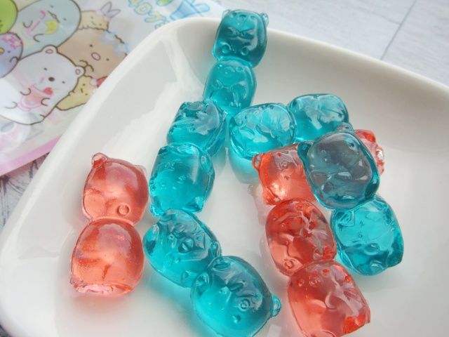 袋から出したすみっコぐらしの4Dグミ