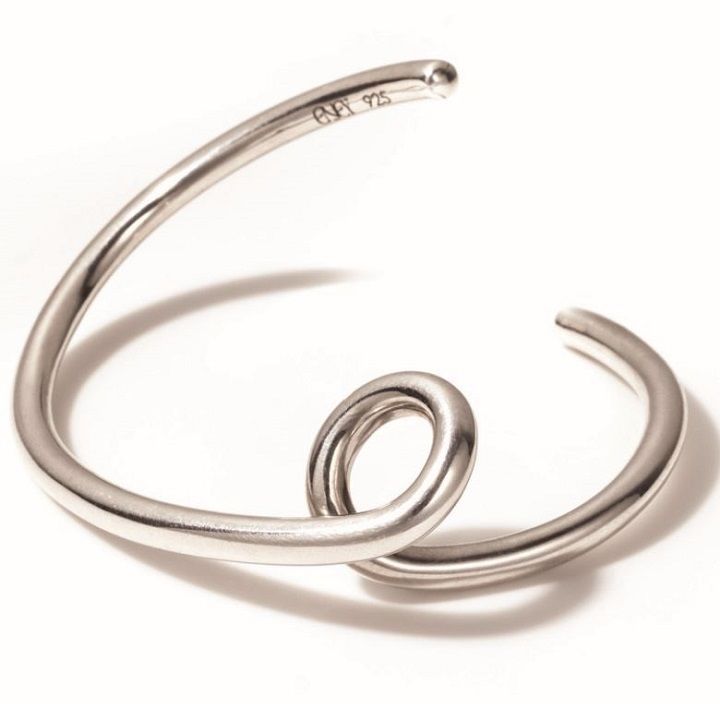 エネイのツイストバングル