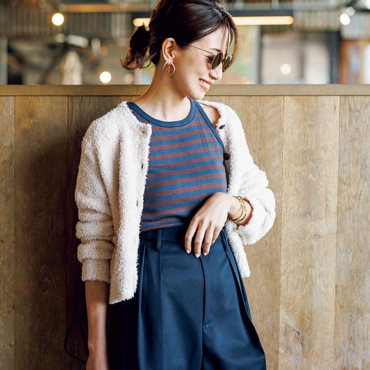 ネイビーとブラウンのボーダー柄アメスリタンクにふんわりした肌触りのベージュカーディガンを合わせたコーデ