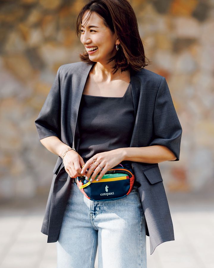 アンフィーロのスクエアタンクにフレイアイディーの半袖ジャケットを羽織りデニムを合わせた東原亜希さん