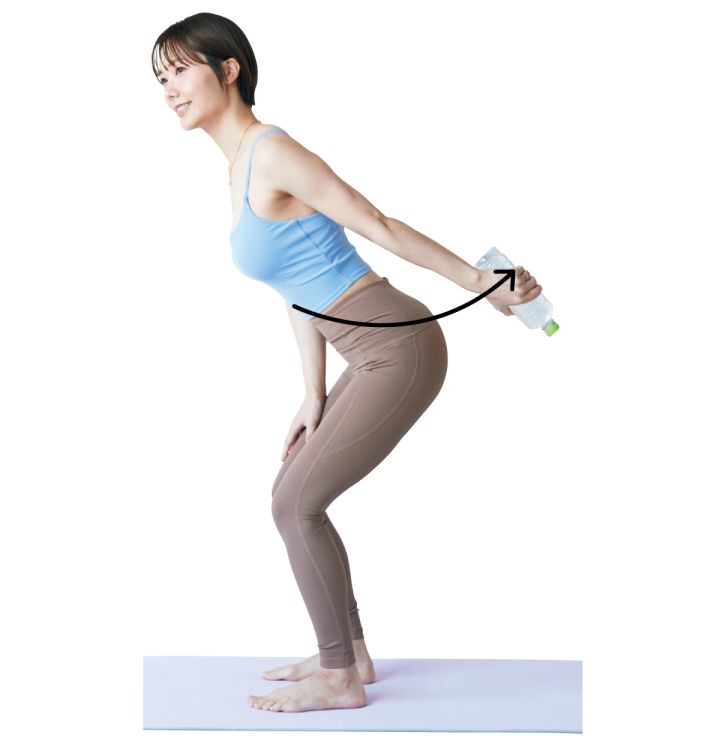 2.ひじの位置はそのまま、ひじから下を後ろへと引き上げる