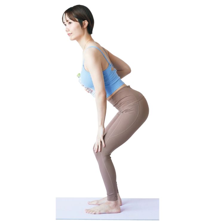 3.ペットボトルを右手に持ち替え、同様に右ひじを直角にキープ。