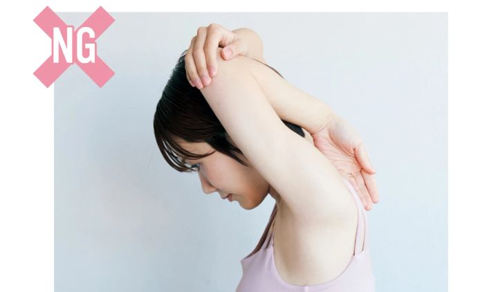 ＜NG！＞ 頭は前に倒すと効果半減。必ず顔を上げながら行うこと。