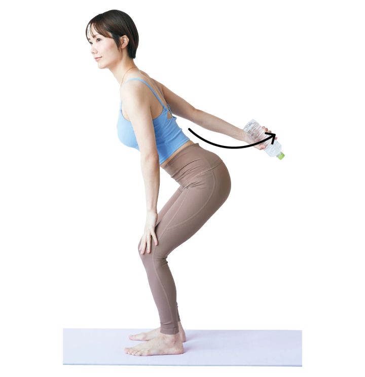 4.ひじの位置はそのまま、右のひじ下を後ろへと引き上げる