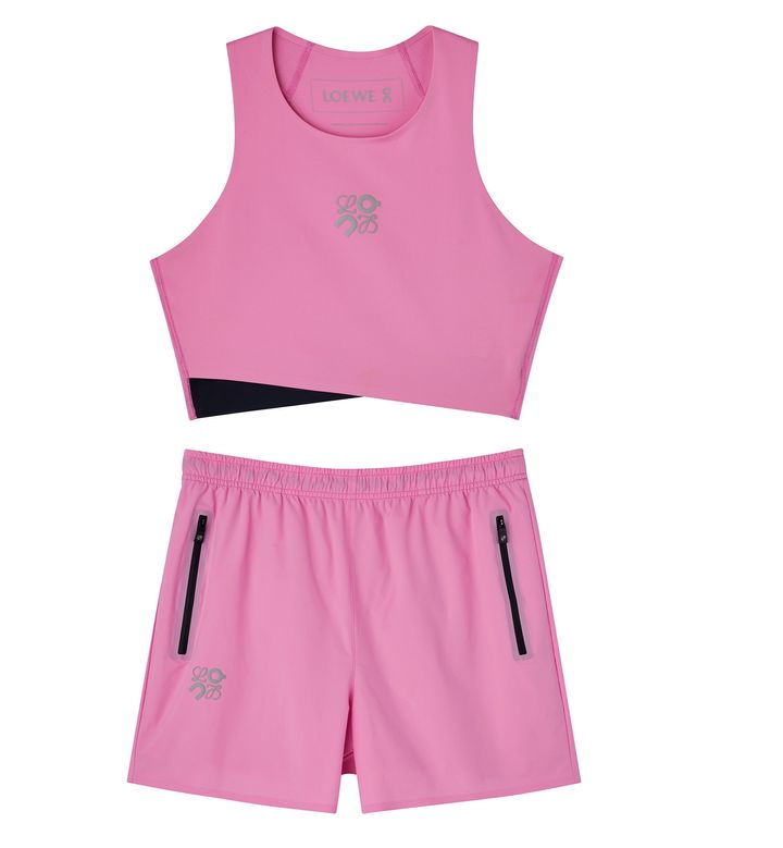 トップ ￥30,800 パンツ￥47,300／ともにLOEWE（ロエベ ジャパン クライアントサービス）