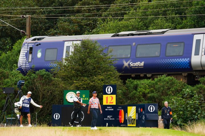 飛行機の真下が“全英オープン開催地”…!? ゴルフカメラマンが突撃取材