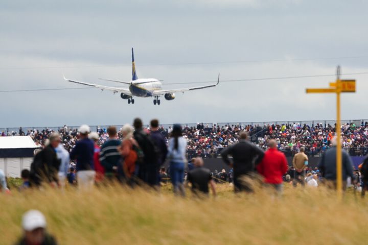 飛行機の真下が“全英オープン開催地”…!? ゴルフカメラマンが突撃取材