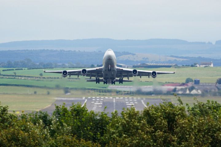 飛行機の真下が“全英オープン開催地”…!? ゴルフカメラマンが突撃取材