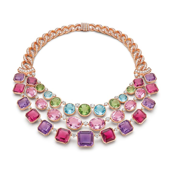 “色石の魔術師”の本領発揮。大胆なボリュームと異なるシェイプ、鮮烈なマルチカラーがシンクロする、思いがけないコンビネーション。色とりどりの宝石のファセットから注ぐ光とストーンのパワーを最大限に高める秘密は、ごく繊細かつ軽量なベゼルセッティングと裏側をふさがないオープンバックセッティングにあり。ローマン ハイジュエラーの匠の技を駆使し、地球が育んだ奇跡、ジェムストーンに賛辞を贈る。「アース ソング」ネックレスPG×ルベライト×アメシスト×クンツァイト×グリーントルマリン×トパーズ×ダイヤモンド 価格要問い合わせ／BVLGARI