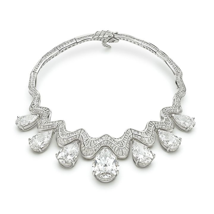 2800時間を費やして制作された、創作史に輝く最高傑作。200ctを超えるたったひとつの運命の石、Dカラーのフローレスダイヤモンド原石が出発点に。合計140ctの7粒のペアシェイプダイヤモンドへと精緻に切り出され、波打つようなデザインと融合を遂げた。シンボリックな色石ではなく、ダイヤモンドを主役につくり上げた新時代を告げるマスターピースに、ブルガリらしい革新のスピリットが満ちて。「セルペンティ エテルナ」ネックレス PT×ダイヤモンド価格要問い合わせ／BVLGARI