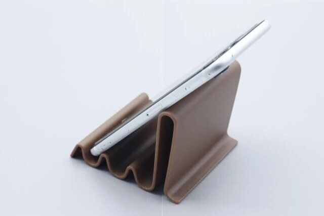 ダイソー 卓上スマホスタンド（ウェーブタイプ） 縦置き