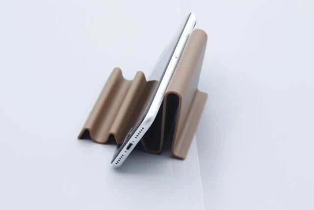 ダイソー 卓上スマホスタンド（ウェーブタイプ） 横置き