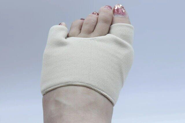 ダイソー 足趾サポーター 着用例