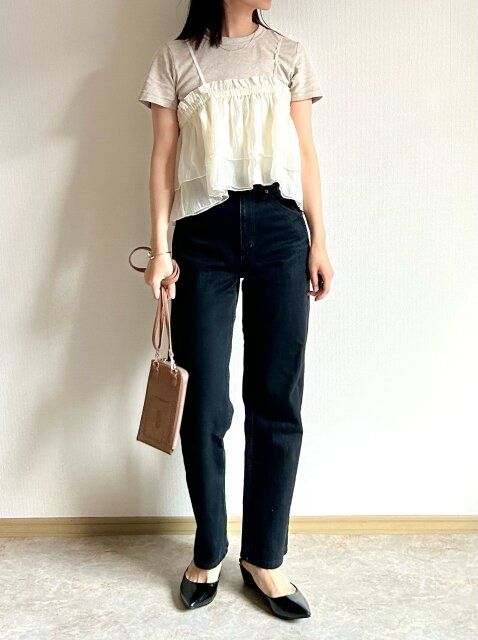 ユニクロクルーネックTとフリルビスチェコーデ