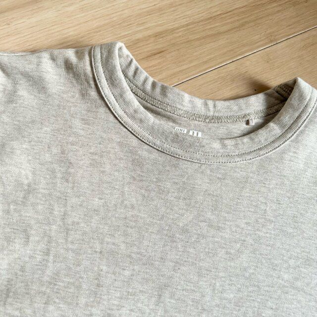 ユニクロクルーネックTの首周り部分