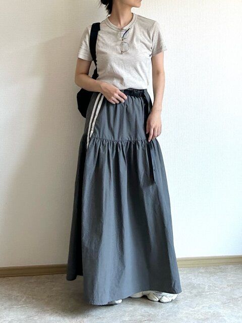 ユニクロクルーネックTとナイロンロングスカートコーデ
