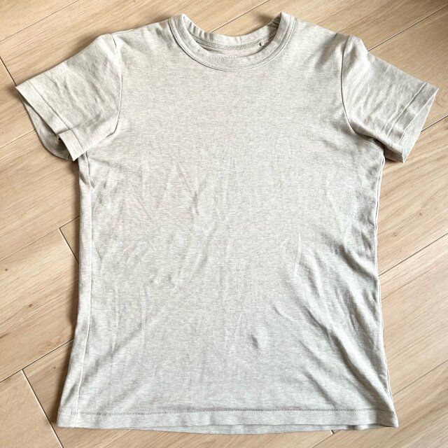 ユニクロクルーネックTのベージュ