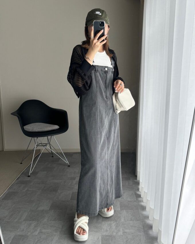 カップ付きアメスリタンクトップ×しまむらのダークグレーの「ベアトップジャンパースカート」