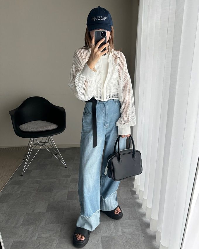 しまむらのホワイトの「カップ付きアメスリタンクトップ」×ターンバックデニムワイドパンツ