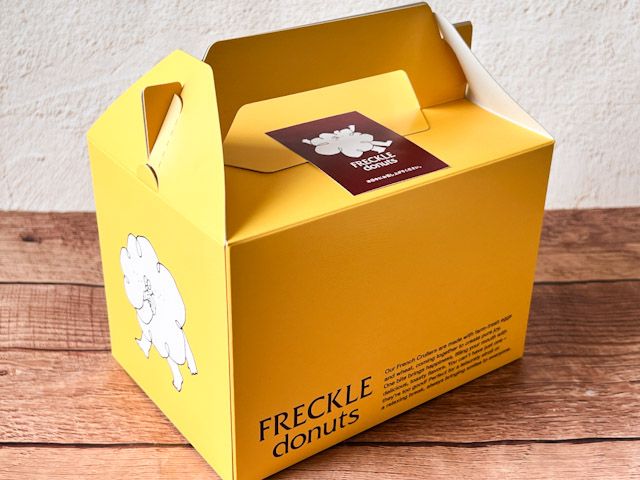 「フレクルドーナツ」のテイクアウトボックス