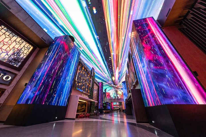 画像: 【7月からの新コンテンツ①】 「宇宙オデッセイ」地球や様々な惑星、宇宙の神秘的な生き物が登場。実際に宇宙船に乗りながら旅をしているような、ファンタジー感あふれる空間を堪能してみて。