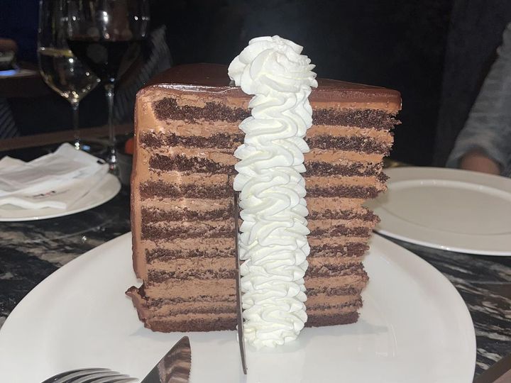 画像: マイケル・ジョーダンの背番号23番にちなんだ名物デザート「23レイヤーチョコレートケーキ」