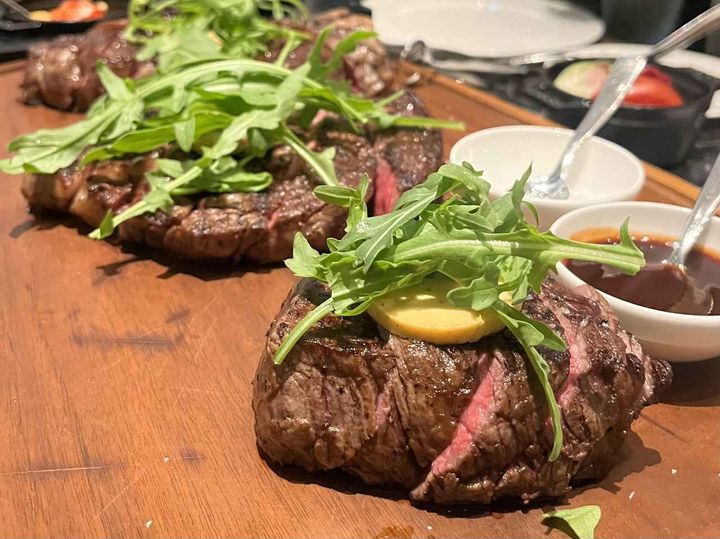 画像: ソースや付け合わせも豊富で、最後まで美味しくいただけます。