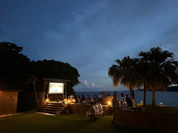 映画『尊々加那志〜とうとがなし』の試写会の様子