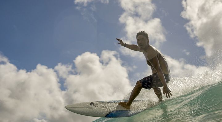 手広ビーチでサーフィンをする碇山勇生