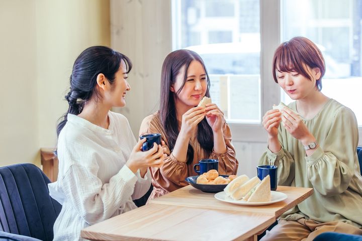 友人同士で食事をするイメージ
