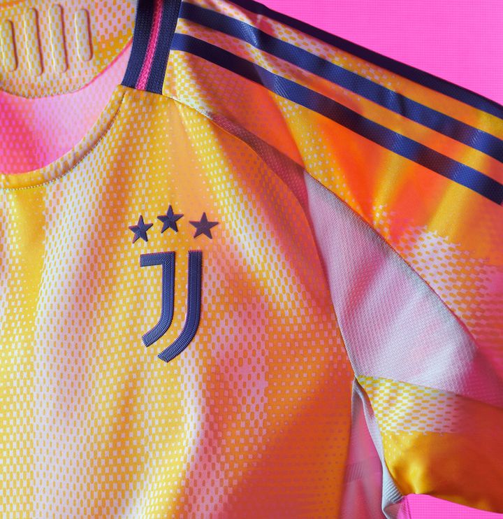 デザインは宇宙！ユヴェントス、2024-25新アウェイユニフォームは「未踏の銀河」を表現