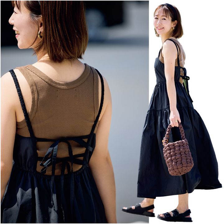 トゥデイフルのリブタンクに黒の甘ワンピをレイヤードしたVERYライター島田有香さんのコーデ