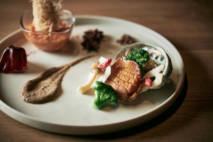 毛ガニ、蝦夷アワビ、北海シマエビ、オーガニック牛など、北海道の豊かな食材を使ったモダンチャイニーズ。