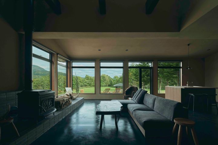 リビングルームの壁一面の窓からオプタテシュケ山を望む。