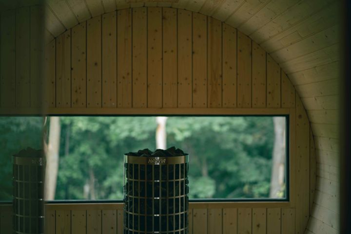 滞在中はプライベートサウナとして自由に使える「香（KAORU）」のバレルサウナ。