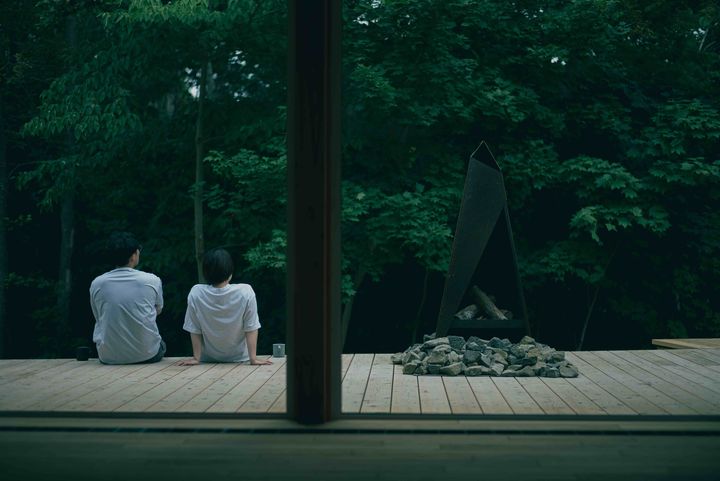 「香（KAORU）」のウッドデッキで夕涼み。