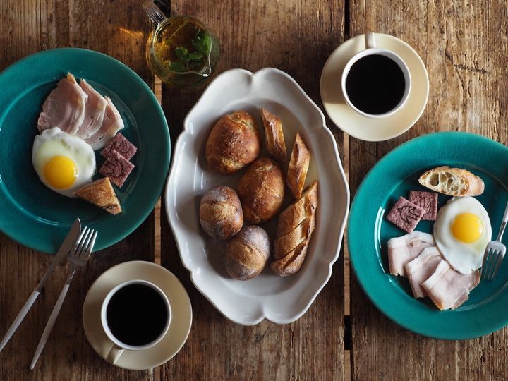 オリジナルコーヒーとハーブティー付きの朝食セットをオーダーすることも可能（有料）。